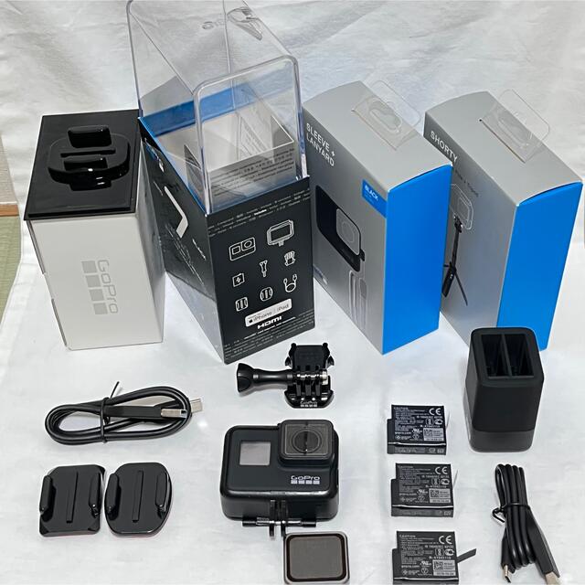 GoPro(ゴープロ)のGoPro HERO7 BLACK   本体とその他おまけ スマホ/家電/カメラのカメラ(ビデオカメラ)の商品写真