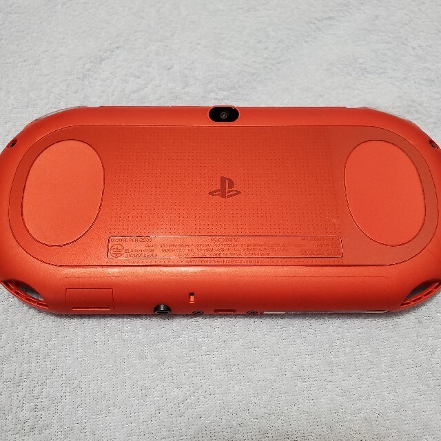 PlayStation Vita(プレイステーションヴィータ)のPS vita本体 メタリック レッド pch-2000 16Gメモリーカード付 エンタメ/ホビーのゲームソフト/ゲーム機本体(携帯用ゲーム機本体)の商品写真