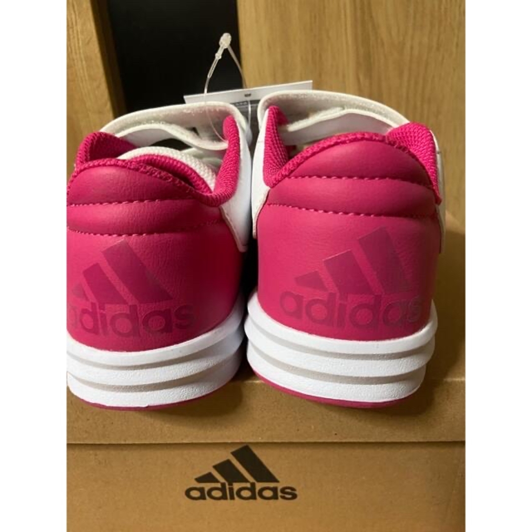 adidas(アディダス)のadidasスニーカーキッズ キッズ/ベビー/マタニティのキッズ靴/シューズ(15cm~)(スニーカー)の商品写真