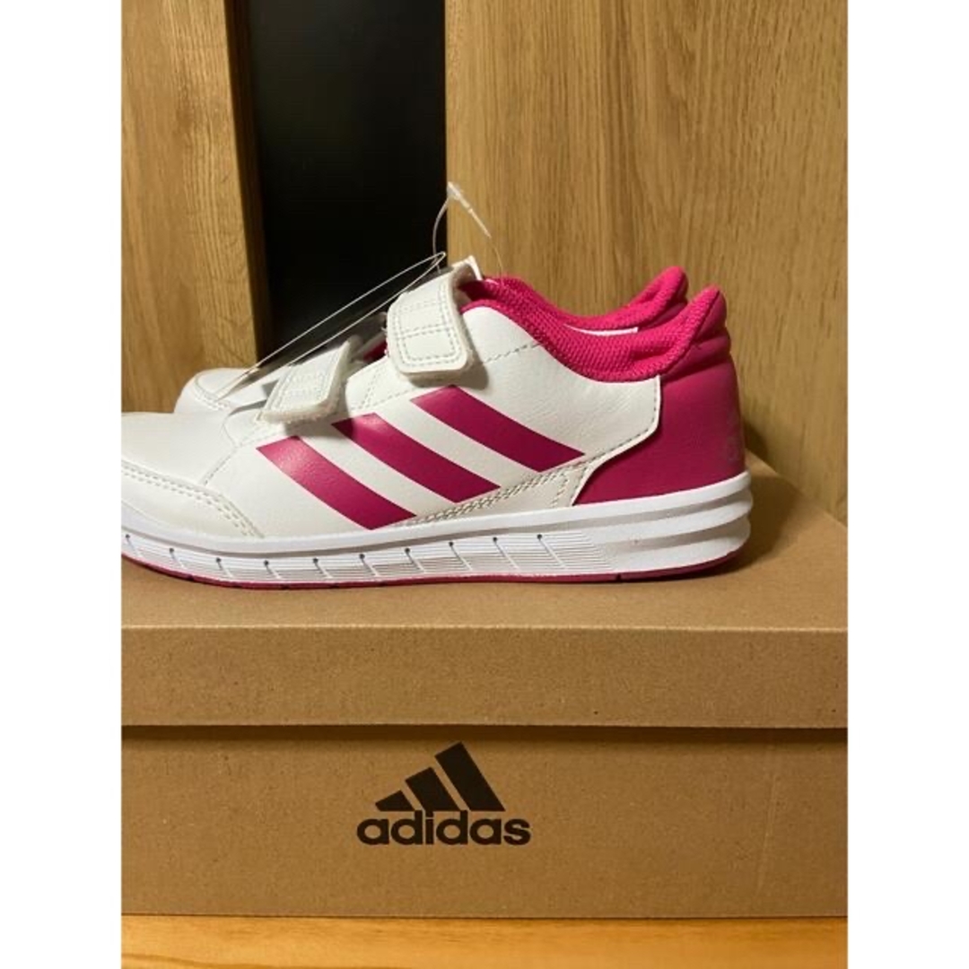 adidas(アディダス)のadidasスニーカーキッズ キッズ/ベビー/マタニティのキッズ靴/シューズ(15cm~)(スニーカー)の商品写真