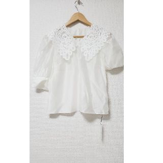 ノエラ(Noela)の【新品】Noela レース襟ブラウス　★3/15迄に購入の場合は100円引(シャツ/ブラウス(半袖/袖なし))