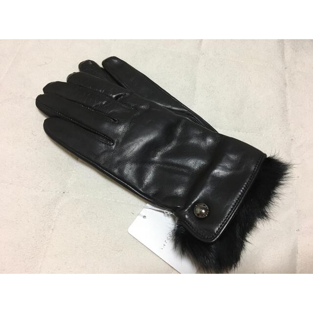 ANTEPRIMA(アンテプリマ)の145新品 ANTEPRIMA羊革ラムレザーラビットファー付き手袋ブラック レディースのファッション小物(手袋)の商品写真