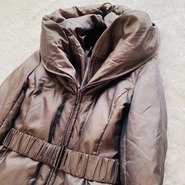 【美品】DAMA collection  ダウンベルテッドコート　シルバー　M レディースのジャケット/アウター(ダウンコート)の商品写真
