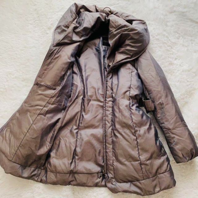 【美品】DAMA collection  ダウンベルテッドコート　シルバー　M レディースのジャケット/アウター(ダウンコート)の商品写真