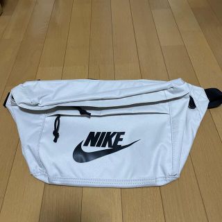 ナイキ(NIKE)のNIKE/ナイキ ボディバッグ  ホワイト×ブラック10L BA5751-072(ボディーバッグ)