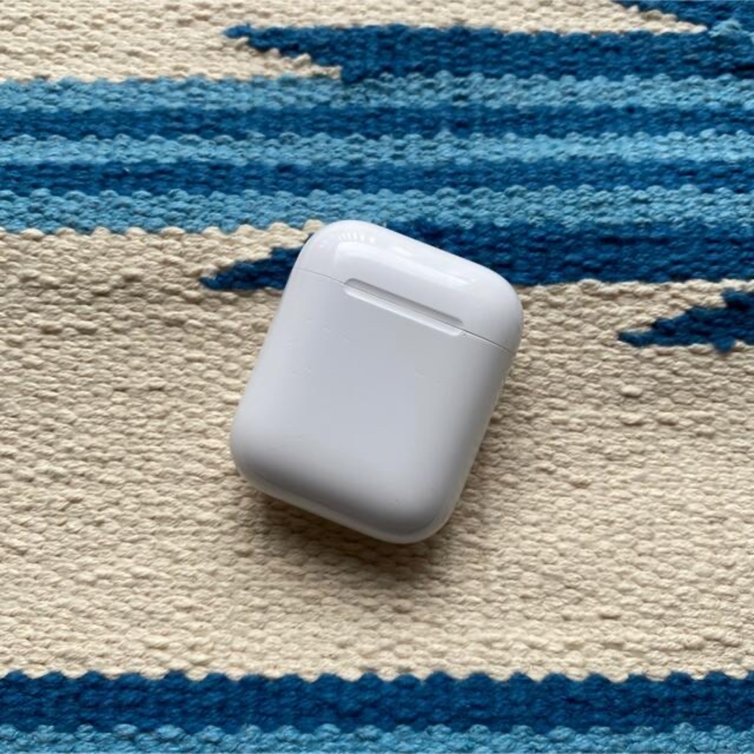 Apple(アップル)のエアーポッツ　AirPods エアーポッズ　充電ケース　充電機　充電　純正　正規 スマホ/家電/カメラのオーディオ機器(ヘッドフォン/イヤフォン)の商品写真