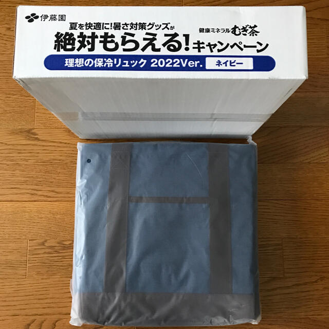 伊藤園(イトウエン)の伊藤園　理想の保冷リュック　ネイビー　2022Ver. むぎ茶キャンペーン レディースのバッグ(リュック/バックパック)の商品写真