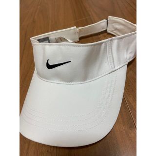 ナイキ(NIKE)のNIKE白サンバイザーレディース(サンバイザー)