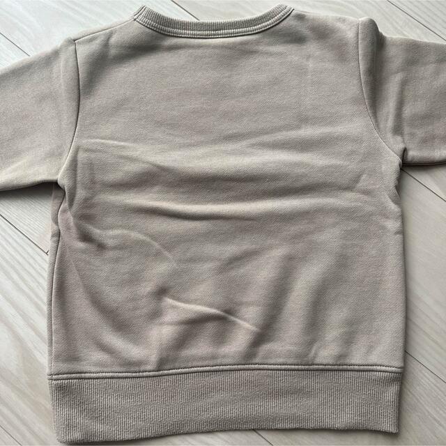 GU(ジーユー)の無地ベージュトレーナー110 キッズ/ベビー/マタニティのキッズ服男の子用(90cm~)(Tシャツ/カットソー)の商品写真