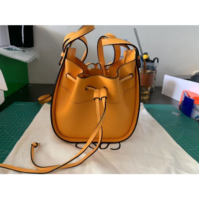 人気ブランドの LOEWE LOEWE ハンモック ドローストリングバッグ ミニ ショルダーバッグ FENDI フェンディ 7VA450 ペカン モントレゾール ドローストリング 2WAY ハンドバッグ ショルダーバッグ キャンバス レザー レディース ブラウン×ブラック
