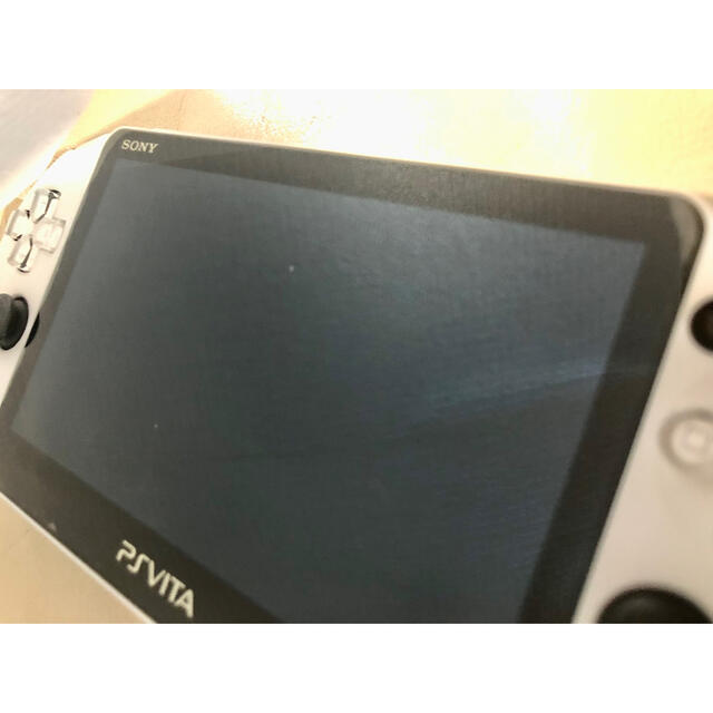 PlayStation Vita(プレイステーションヴィータ)のPS vita PCH-2000 本体 ＋ ソフト エンタメ/ホビーのゲームソフト/ゲーム機本体(携帯用ゲーム機本体)の商品写真