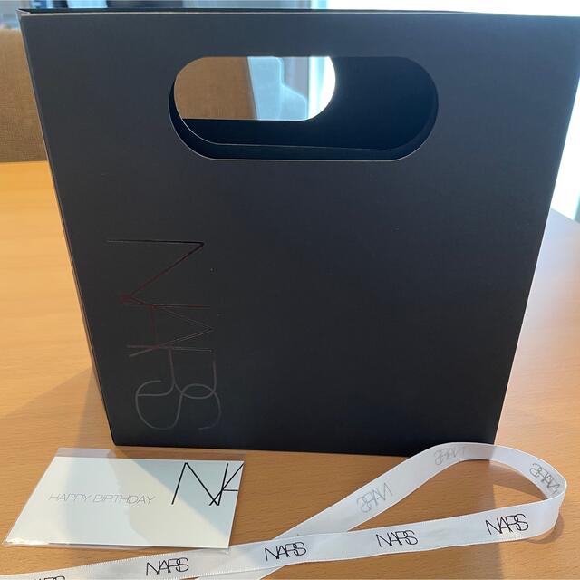 NARS(ナーズ)の【新品】NARS ギフト袋　リボン　メッセージカード レディースのバッグ(ショップ袋)の商品写真