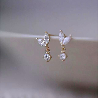 ディオール(Dior)のmini dropping crystal pierce (GOLD)(ピアス)