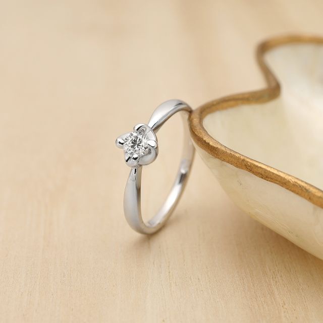 【ラスト1点】花弁でつつまれたダイヤモンドリング K18WG サイズ12号 レディースのアクセサリー(リング(指輪))の商品写真