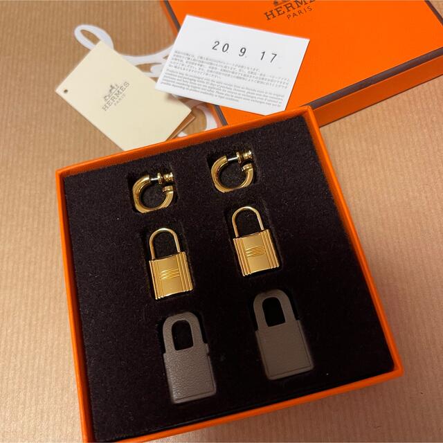 Hermes(エルメス)のエルメス オーケリー ピアス エトゥープ ゴールド金具 レディースのアクセサリー(ピアス)の商品写真