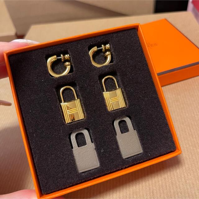 Hermes(エルメス)のエルメス オーケリー ピアス エトゥープ ゴールド金具 レディースのアクセサリー(ピアス)の商品写真