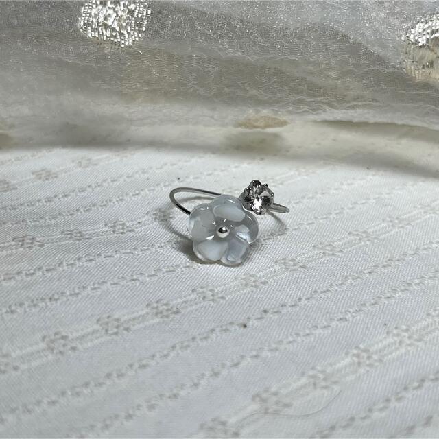 小花とクリスタルのリング　ハンドメイド　レジン⑥ホワイト ハンドメイドのアクセサリー(リング)の商品写真