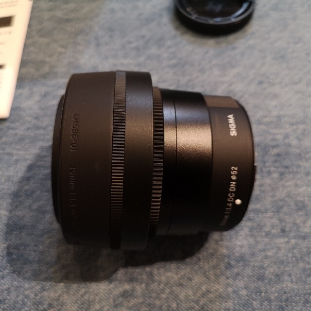 SIGMA(シグマ)の【美品】sigma 30mm f1.4 dc dn　 Xマウント スマホ/家電/カメラのカメラ(レンズ(単焦点))の商品写真