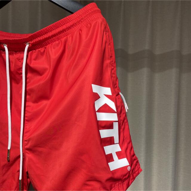 KITH ショーツ レッド メンズのパンツ(ショートパンツ)の商品写真