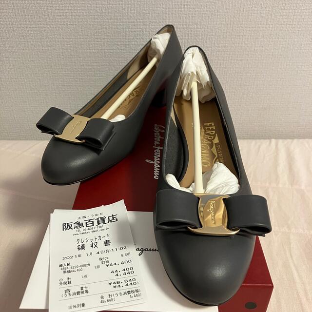 Salvatore Ferragamo(サルヴァトーレフェラガモ)の新品♪国内購入♪フェラガモ 6ネイビーグレー ヴァラ パンプス 靴  レディースの靴/シューズ(ハイヒール/パンプス)の商品写真