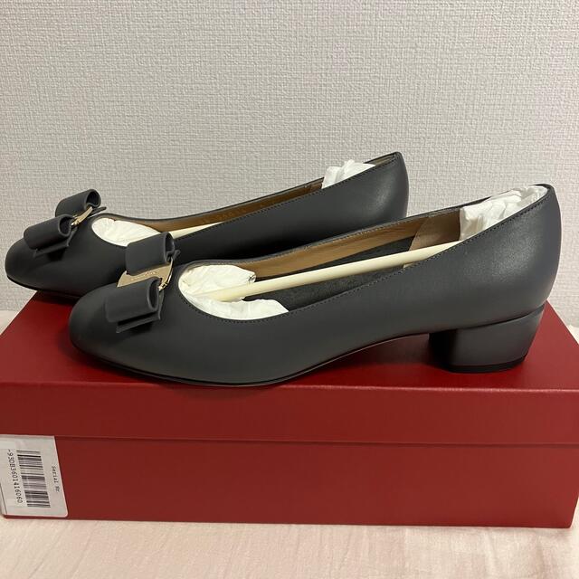 Salvatore Ferragamo(サルヴァトーレフェラガモ)の新品♪国内購入♪フェラガモ 6ネイビーグレー ヴァラ パンプス 靴  レディースの靴/シューズ(ハイヒール/パンプス)の商品写真