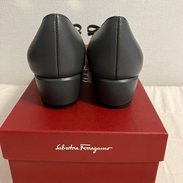 Salvatore Ferragamo(サルヴァトーレフェラガモ)の新品♪国内購入♪フェラガモ 6ネイビーグレー ヴァラ パンプス 靴  レディースの靴/シューズ(ハイヒール/パンプス)の商品写真