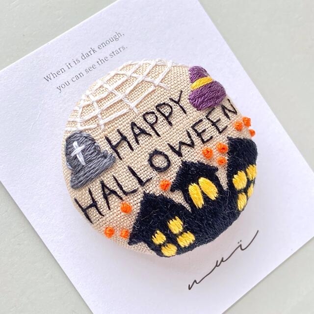 ハロウィン刺繍ブローチ　リネン生地