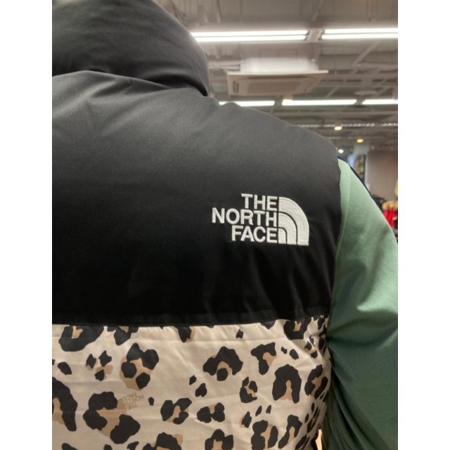 THE NORTH FACE(ザノースフェイス)のフォロー割✨ ノースフェイス ヌプシ ダウンベスト ヒョウ柄 K230D メンズのジャケット/アウター(ダウンジャケット)の商品写真