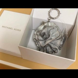 マイケルコース(Michael Kors)の新品　MK フラワー　キーホルダー(キーホルダー)