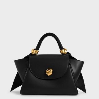 チャールズアンドキース(Charles and Keith)のCHARLES & KEITH サテンプリーツドスカーフ トラペーズバッグ(ショルダーバッグ)