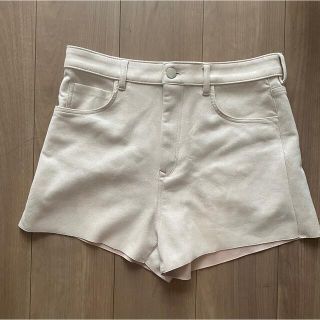 ザラ(ZARA)の【新品】ZARA ザラ　スエード調　ショートパンツ　オフホワイト　ベージュ(ショートパンツ)