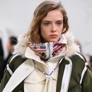 サカイ(sacai)のsacai 刺繍ファーネックウォーマー　新品未使用(ネックウォーマー)