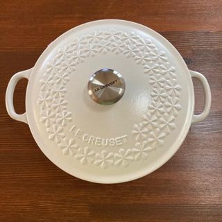 ルクルーゼ(LE CREUSET)の【ル・クルーゼ】フラワーレリーフ・マルミット22cm(鍋/フライパン)