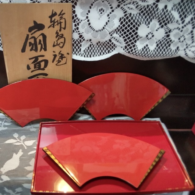 輪島塗扇面平皿　朱色　2枚　未使用 エンタメ/ホビーの美術品/アンティーク(漆芸)の商品写真