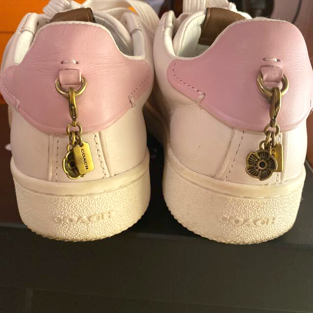 COACH - Coach レザースニーカー フラワーチャームの通販 by COACH - Coach レザースニーカー フラワーチャームの通販 by