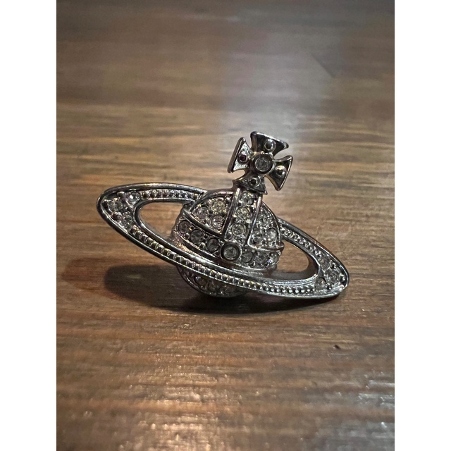 Vivienne Westwood(ヴィヴィアンウエストウッド)のVivienne Westwood(ヴィヴィアンウエストウッド) ピンバッジ レディースのアクセサリー(ブローチ/コサージュ)の商品写真