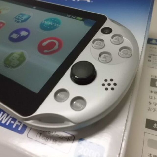 PlayStation Vita(プレイステーションヴィータ)のPSVITA PCH-2000 Silver エンタメ/ホビーのゲームソフト/ゲーム機本体(携帯用ゲーム機本体)の商品写真