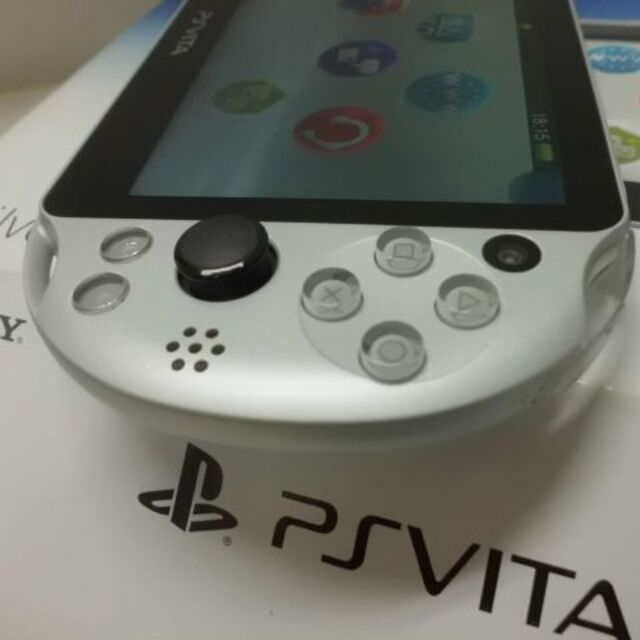 PlayStation Vita(プレイステーションヴィータ)のPSVITA PCH-2000 Silver エンタメ/ホビーのゲームソフト/ゲーム機本体(携帯用ゲーム機本体)の商品写真