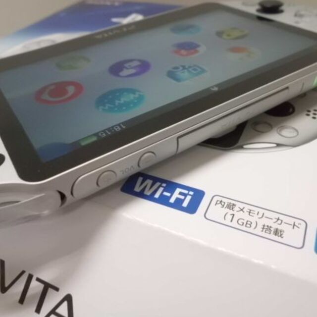 PlayStation Vita(プレイステーションヴィータ)のPSVITA PCH-2000 Silver エンタメ/ホビーのゲームソフト/ゲーム機本体(携帯用ゲーム機本体)の商品写真