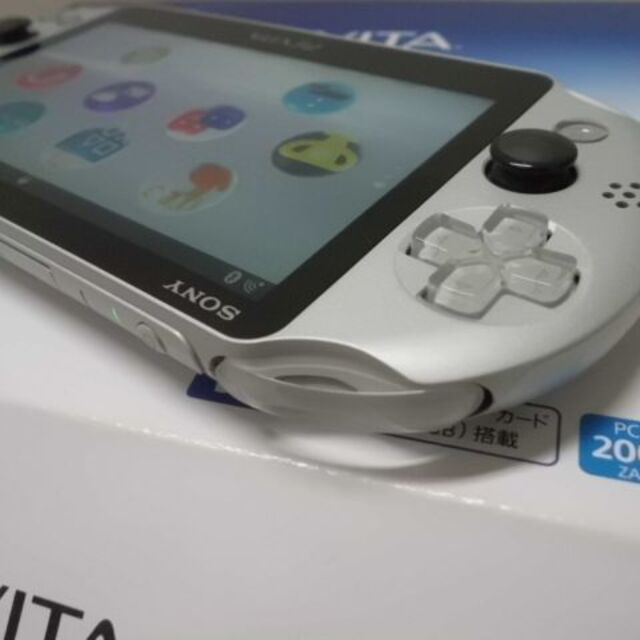 PlayStation Vita(プレイステーションヴィータ)のPSVITA PCH-2000 Silver エンタメ/ホビーのゲームソフト/ゲーム機本体(携帯用ゲーム機本体)の商品写真