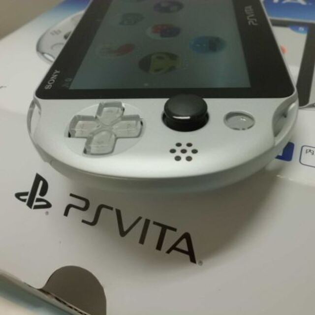 PlayStation Vita(プレイステーションヴィータ)のPSVITA PCH-2000 Silver エンタメ/ホビーのゲームソフト/ゲーム機本体(携帯用ゲーム機本体)の商品写真