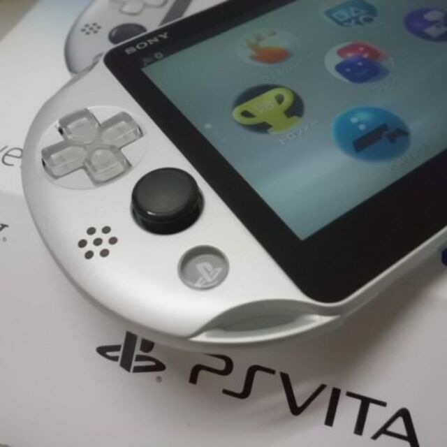 PlayStation Vita(プレイステーションヴィータ)のPSVITA PCH-2000 Silver エンタメ/ホビーのゲームソフト/ゲーム機本体(携帯用ゲーム機本体)の商品写真