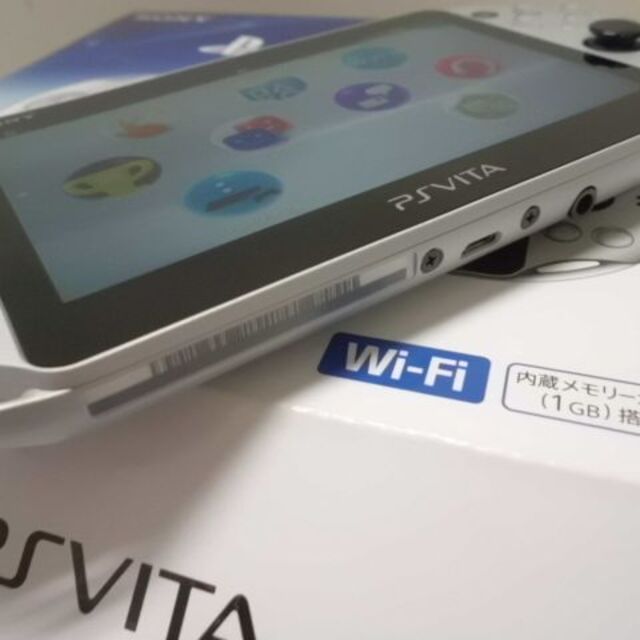 PlayStation Vita(プレイステーションヴィータ)のPSVITA PCH-2000 Silver エンタメ/ホビーのゲームソフト/ゲーム機本体(携帯用ゲーム機本体)の商品写真