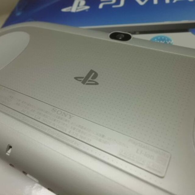 PlayStation Vita(プレイステーションヴィータ)のPSVITA PCH-2000 Silver エンタメ/ホビーのゲームソフト/ゲーム機本体(携帯用ゲーム機本体)の商品写真