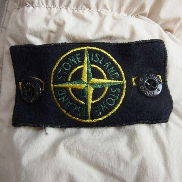 STONE ISLAND(ストーンアイランド)のSTONE ISLAND ストーンアイランド 651546332-A 国内正規品 袖ロゴワッペン ダウンジャケット オフホワイト系 S【中古】 メンズのジャケット/アウター(その他)の商品写真