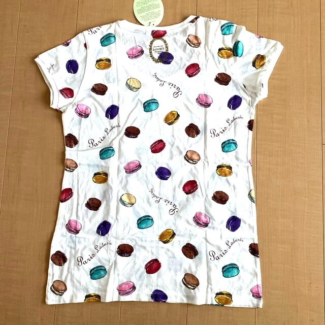 LADUREE(ラデュレ)のマカロン　ラデュレ✖️ユニクロ　コラボTシャツ　限定レア　LADUREE レディースのトップス(Tシャツ(半袖/袖なし))の商品写真