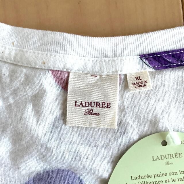 LADUREE(ラデュレ)のマカロン　ラデュレ✖️ユニクロ　コラボTシャツ　限定レア　LADUREE レディースのトップス(Tシャツ(半袖/袖なし))の商品写真