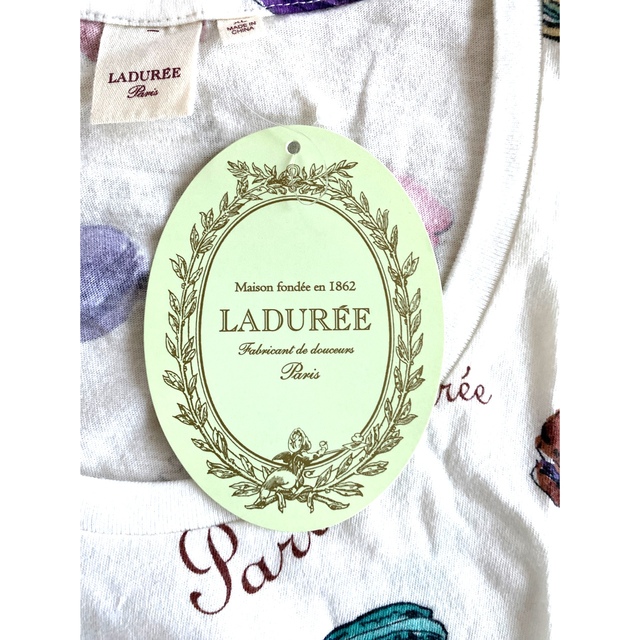 LADUREE(ラデュレ)のマカロン　ラデュレ✖️ユニクロ　コラボTシャツ　限定レア　LADUREE レディースのトップス(Tシャツ(半袖/袖なし))の商品写真