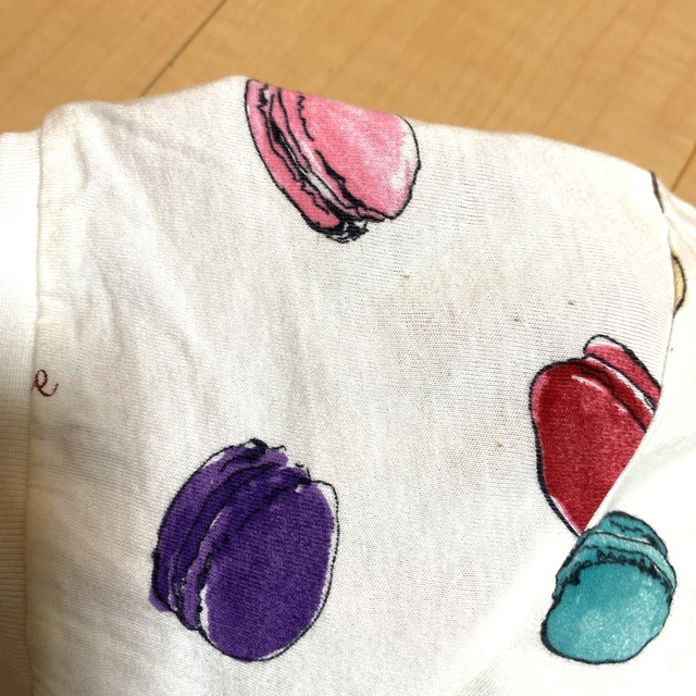 LADUREE(ラデュレ)のマカロン　ラデュレ✖️ユニクロ　コラボTシャツ　限定レア　LADUREE レディースのトップス(Tシャツ(半袖/袖なし))の商品写真