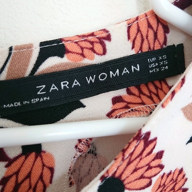 ZARA(ザラ)のザラウーマン 花柄 トップス ブラウス XS 半袖 美品オレンジ チャコール レディースのトップス(シャツ/ブラウス(半袖/袖なし))の商品写真